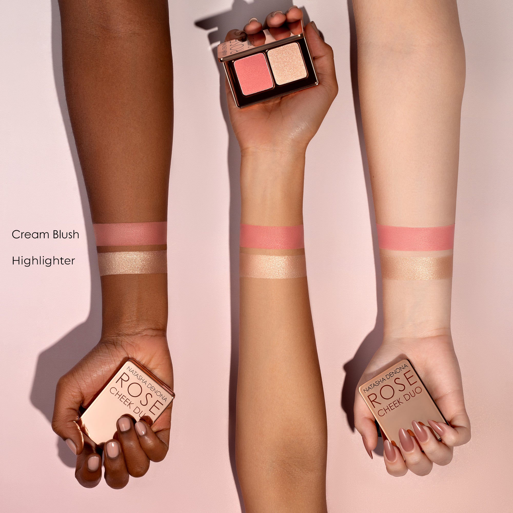 MINI ROSE CHEEK DUO ORNAMENT -  סומק והיילייטר מיני רוז צ’יק דואו באריזה חגיגית - נטאשה דנונה מייקאפ