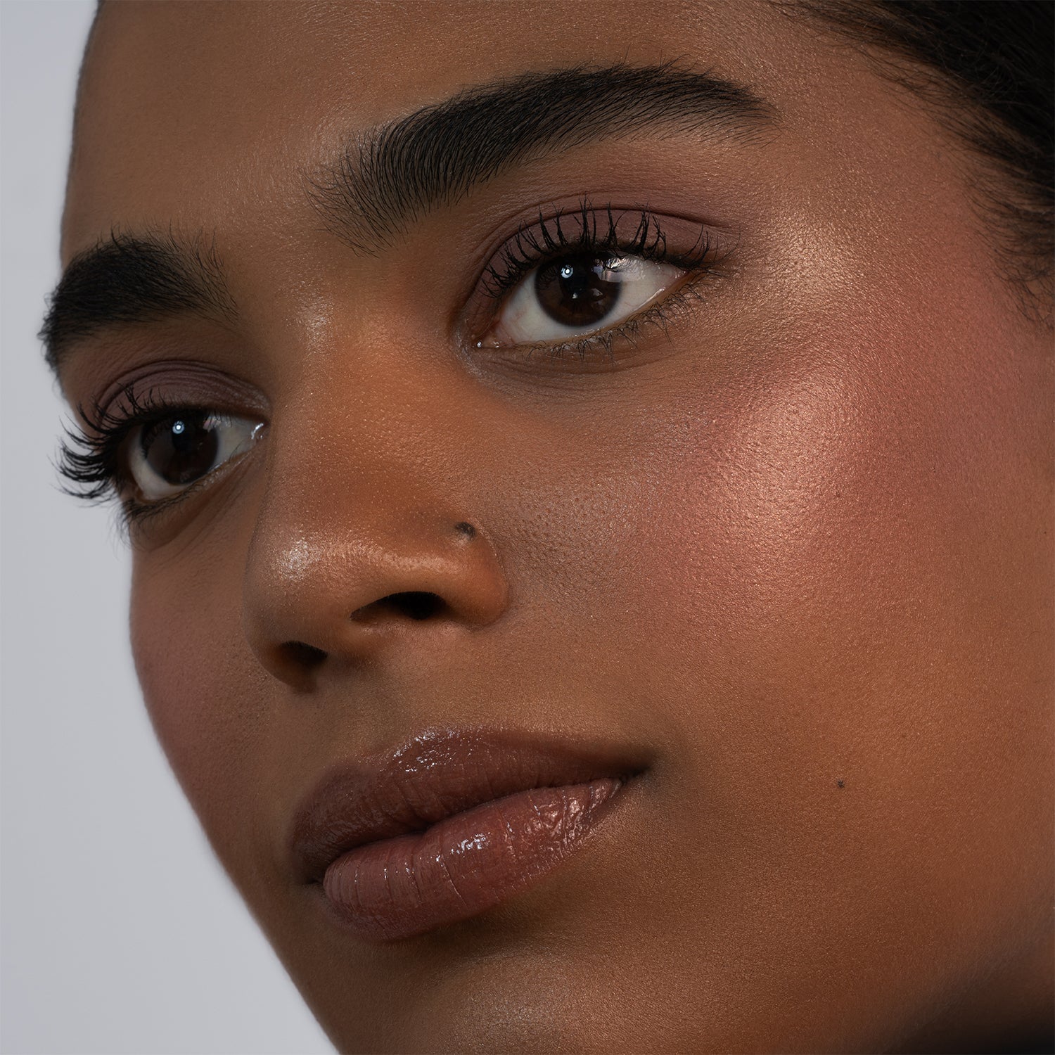 MINI ROSE CHEEK DUO ORNAMENT -  סומק והיילייטר מיני רוז צ’יק דואו באריזה חגיגית - נטאשה דנונה מייקאפ