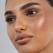 MINI ROSE CHEEK DUO ORNAMENT -  סומק והיילייטר מיני רוז צ’יק דואו באריזה חגיגית - נטאשה דנונה מייקאפ