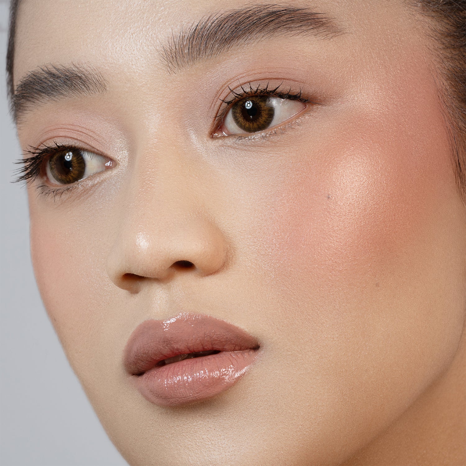 MINI ROSE CHEEK DUO ORNAMENT -  סומק והיילייטר מיני רוז צ’יק דואו באריזה חגיגית - נטאשה דנונה מייקאפ