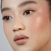 MINI ROSE CHEEK DUO ORNAMENT -  סומק והיילייטר מיני רוז צ’יק דואו באריזה חגיגית - נטאשה דנונה מייקאפ