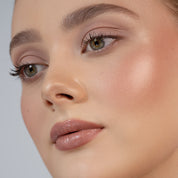 MINI ROSE CHEEK DUO ORNAMENT -  סומק והיילייטר מיני רוז צ’יק דואו באריזה חגיגית - נטאשה דנונה מייקאפ