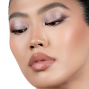 תמונת דוגמנית עם פלטת Luxe Glam Compact בגוון 'Cool' על רקע לבן.