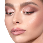 תמונת דוגמנית עם פלטת Luxe Glam Compact בגוון 'Rosy' על רקע לבן.