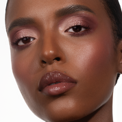 תמונת דוגמנית עם פלטת Luxe Glam Compact בגוון 'Rosy' על רקע לבן.