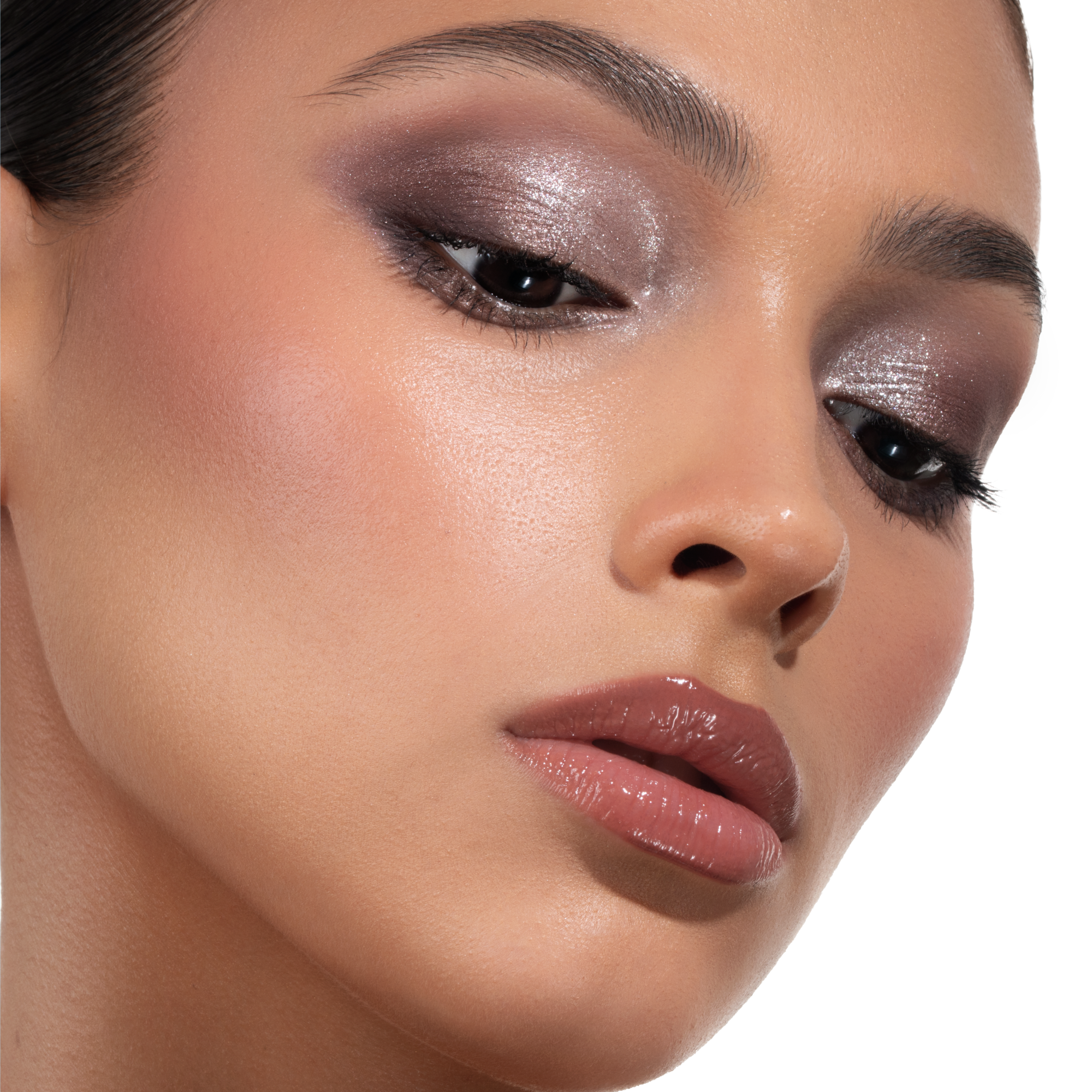 תמונת דוגמנית עם פלטת Luxe Glam Compact בגוון 'Cool' על רקע לבן.