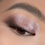 תמונת עין של דוגמנית עם פלטת Luxe Glam Compact בגוון 'Cool'.