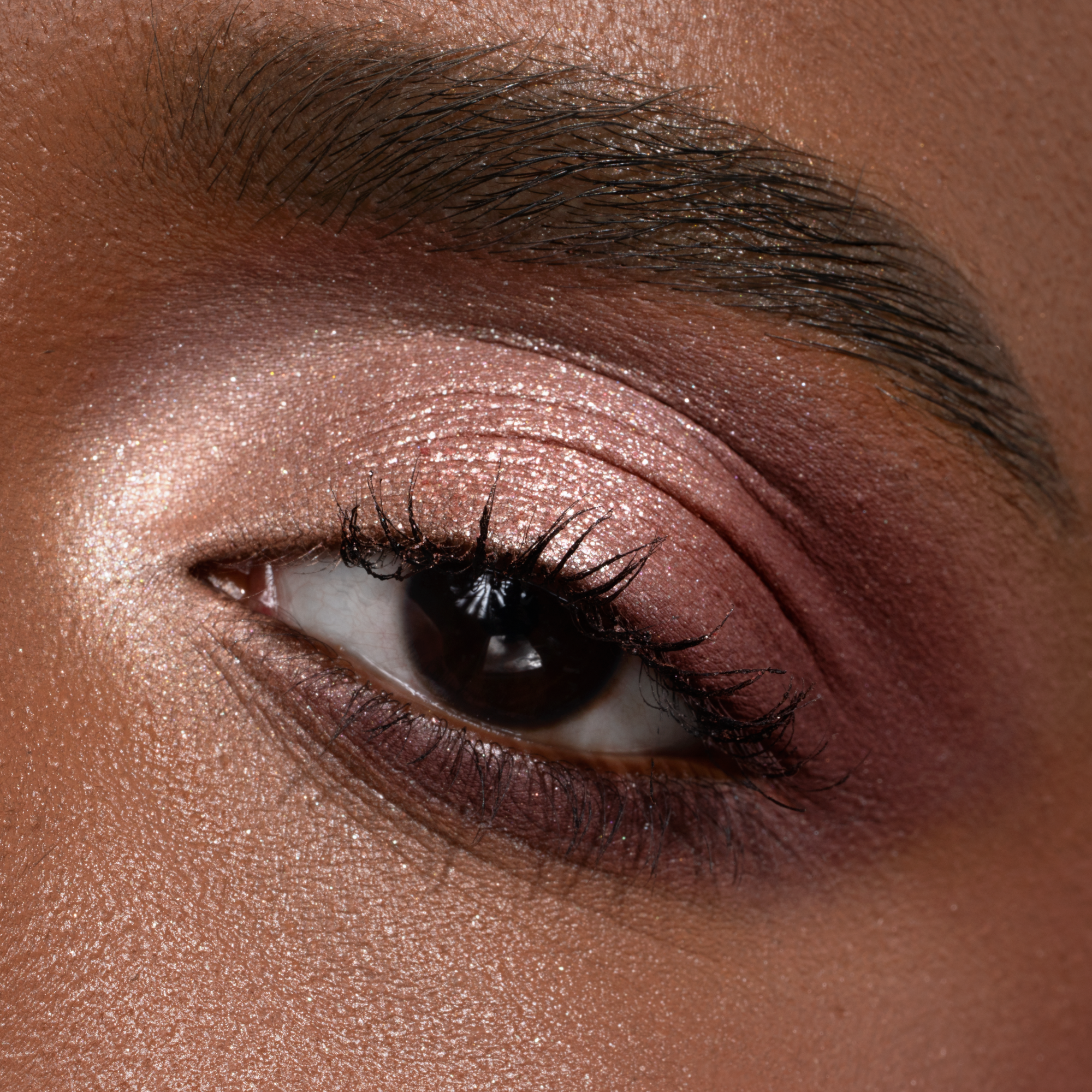 תמונת עין של דוגמנית עם פלטת Luxe Glam Compact בגוון 'Rosy'.