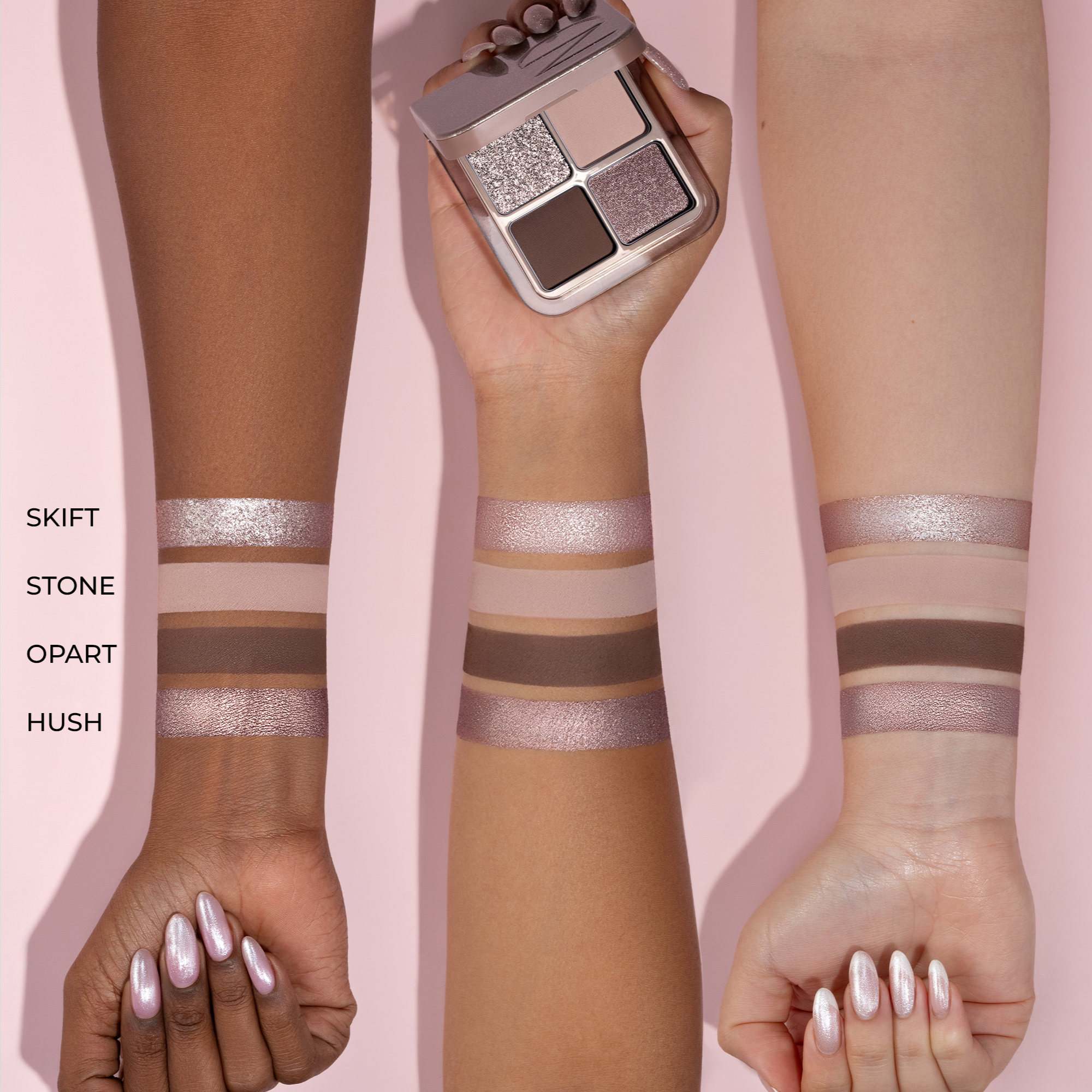 סווטצ'ים של פלטת הצלליות Luxe Glam Compact בגוון 'Cool' על זרועות בגווני עור שונים.

