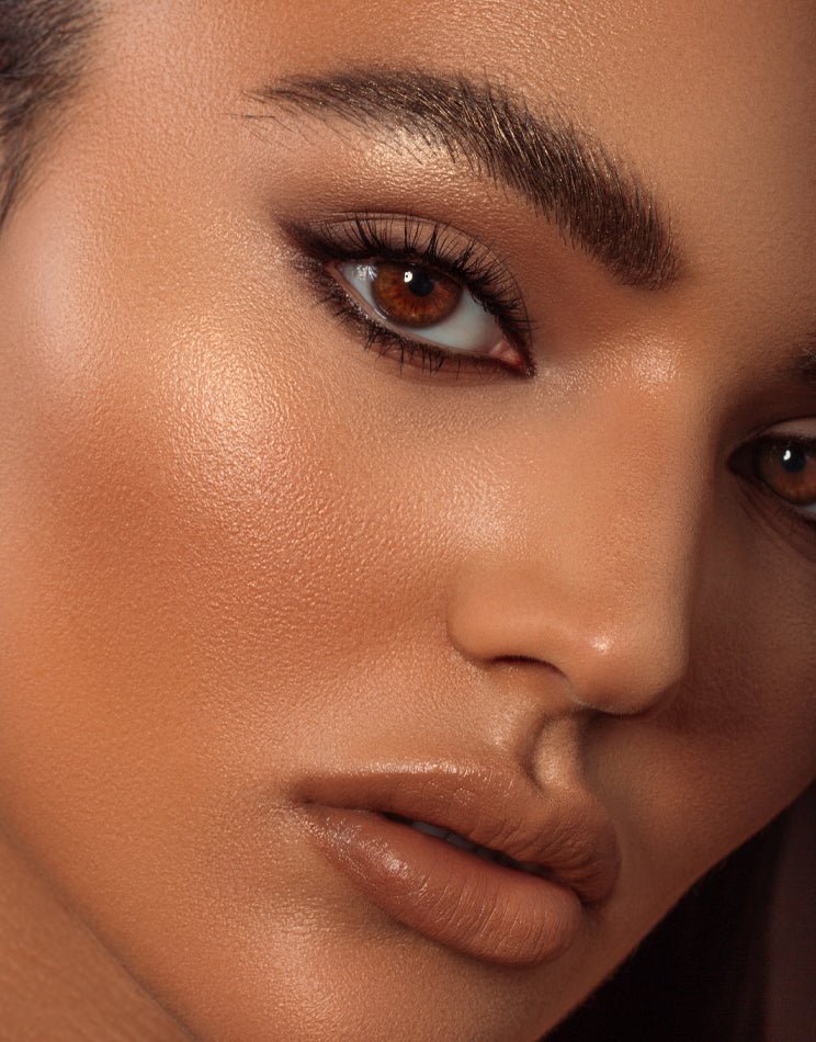 MINI BRONZE & GLOW HIGHLIGHTING POWDER model look