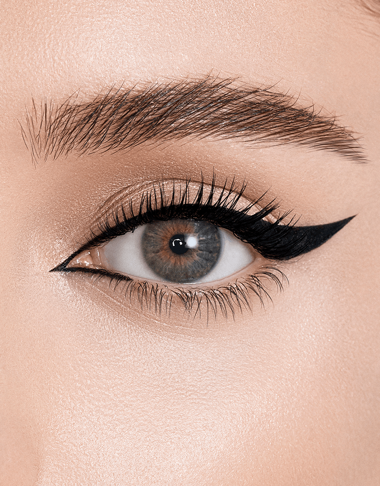 MACRO BLADE PRO FLOW PRECISION EYELINER model look