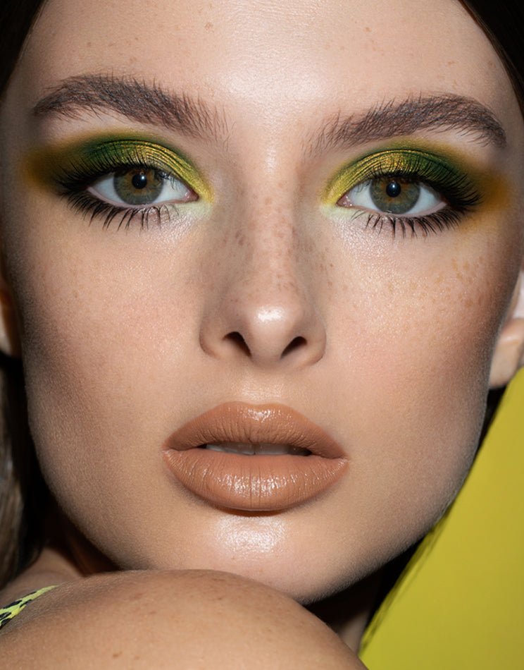 TRIOCHROME EYESHADOW PALETTE model look